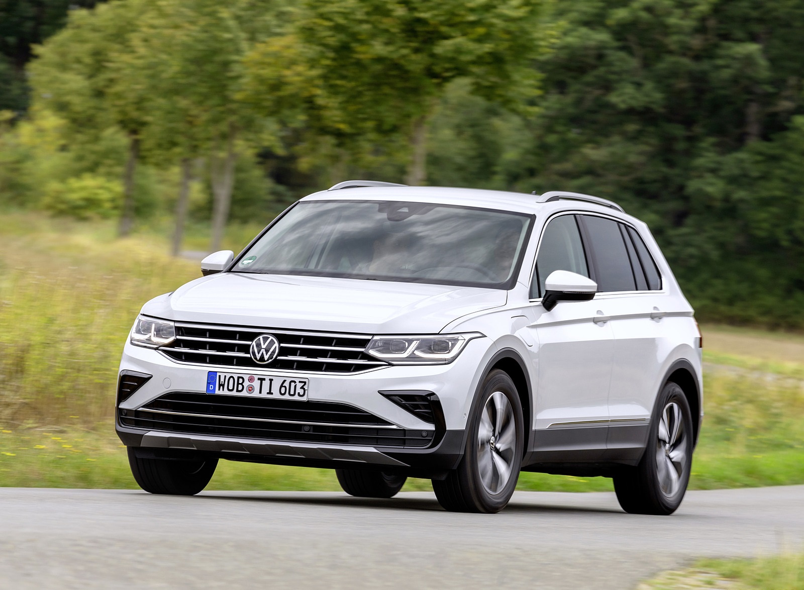 2021 Volkswagen Tiguan Plug-In Hybrid Front Three-Quarter Wallpapers (2)