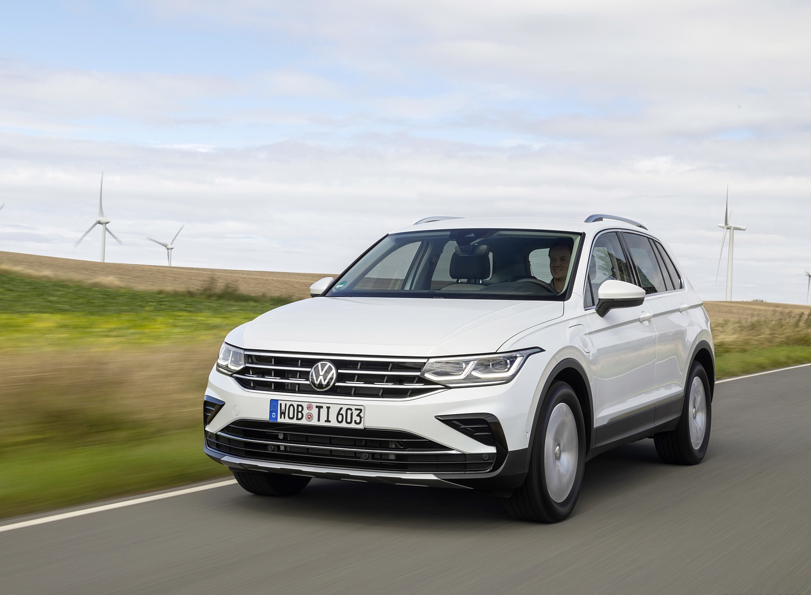 2021 Volkswagen Tiguan Plug-In Hybrid Front Wallpapers #1 of 18