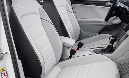 2021 Volkswagen Tiguan Plug-In Hybrid Interior Front Seats Wallpapers 450x275 (16)