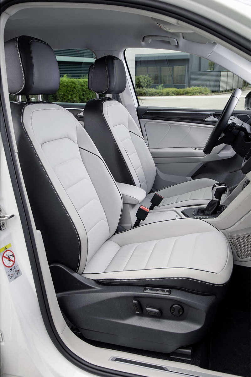 2021 Volkswagen Tiguan Plug-In Hybrid Interior Front Seats Wallpapers #16 of 18
