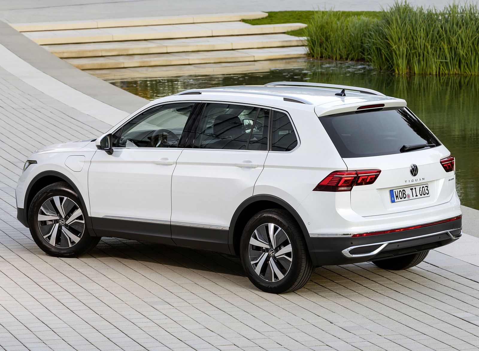 2021 Volkswagen Tiguan Plug-In Hybrid Rear Three-Quarter Wallpapers (9)