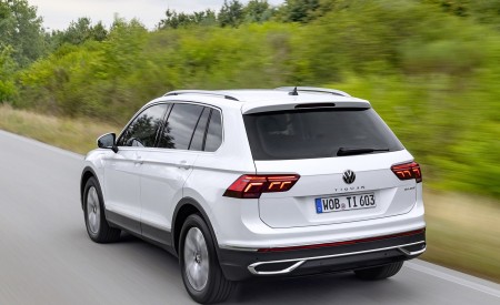 2021 Volkswagen Tiguan Plug-In Hybrid Rear Three-Quarter Wallpapers 450x275 (3)