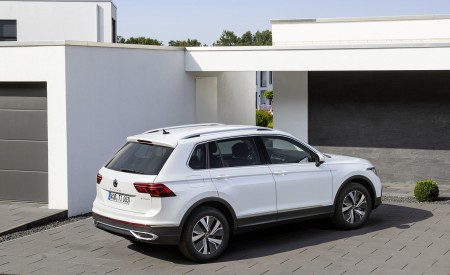 2021 Volkswagen Tiguan Plug-In Hybrid Rear Three-Quarter Wallpapers 450x275 (10)