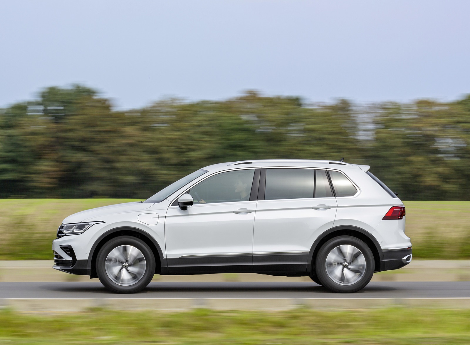 2021 Volkswagen Tiguan Plug-In Hybrid Side Wallpapers (5)