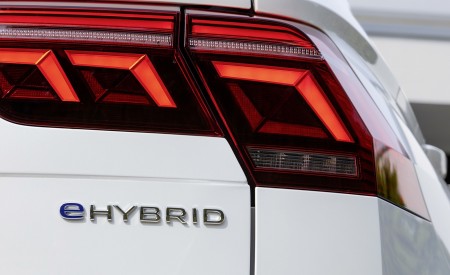 2021 Volkswagen Tiguan Plug-In Hybrid Tail Light Wallpapers 450x275 (12)