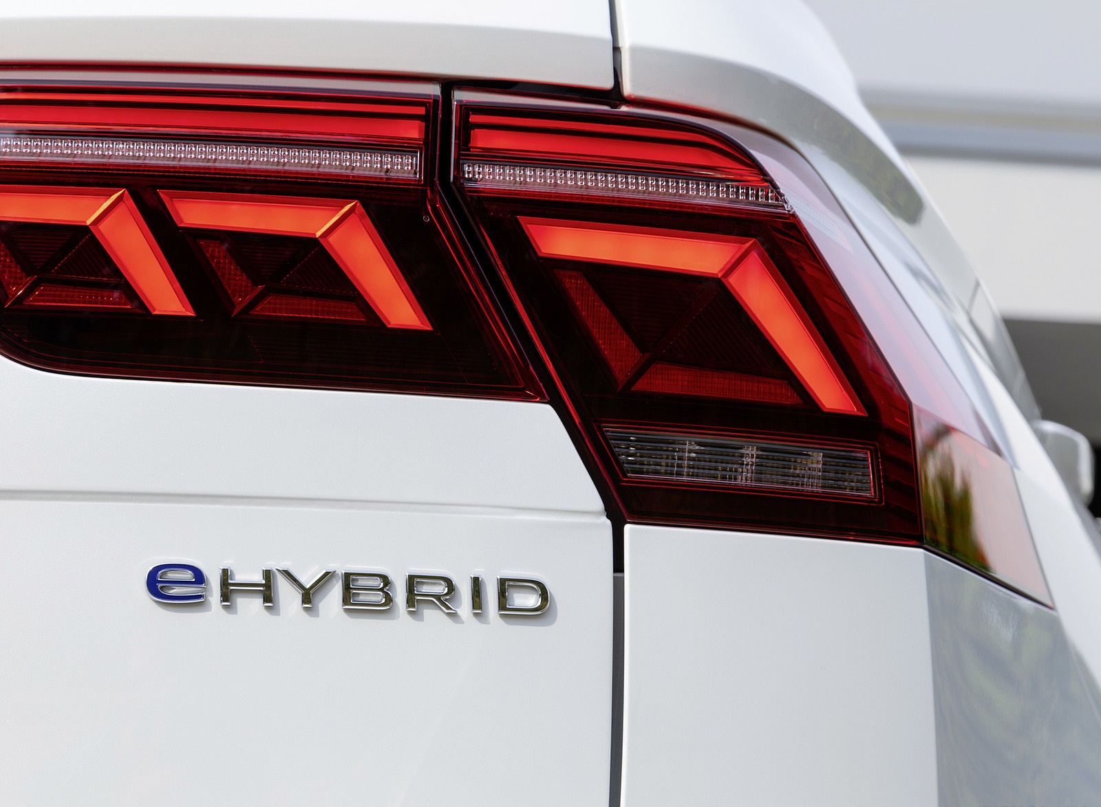 2021 Volkswagen Tiguan Plug-In Hybrid Tail Light Wallpapers #12 of 18