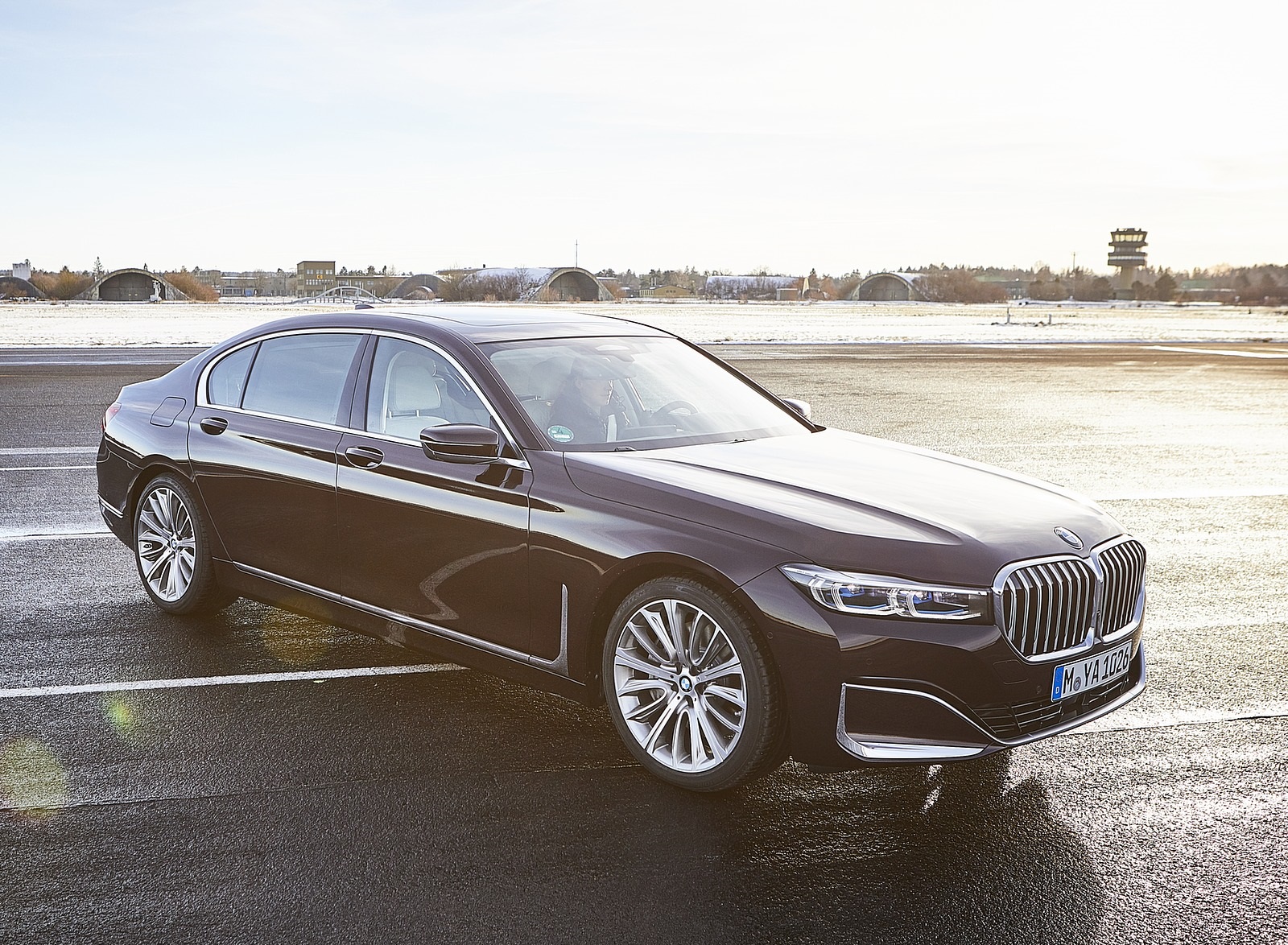 2020 BMW 7-Series 745Le Plug-In Hybrid Front Three-Quarter Wallpapers #67 of 131