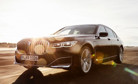 2020 BMW 7-Series 745Le Plug-In Hybrid Front Three-Quarter Wallpapers 450x275 (63)