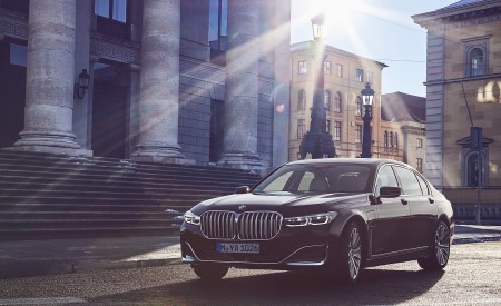 2020 BMW 7-Series 745Le Plug-In Hybrid Front Three-Quarter Wallpapers 450x275 (68)