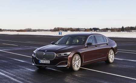2020 BMW 7-Series 745Le Plug-In Hybrid Front Three-Quarter Wallpapers 450x275 (71)