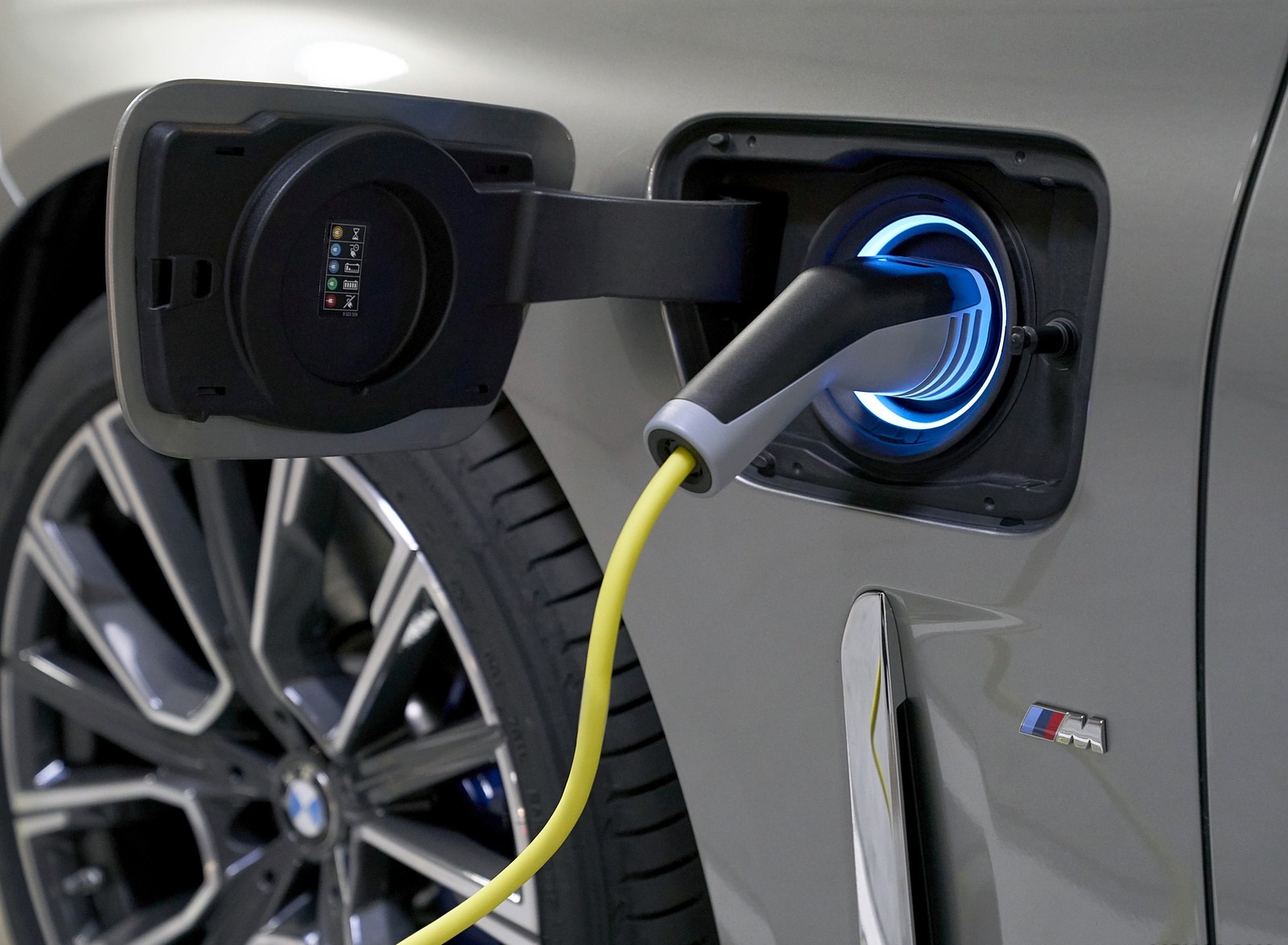 2020 BMW 7-Series 745Le xDrive Plug-In Hybrid Charging Wallpapers #38 of 131