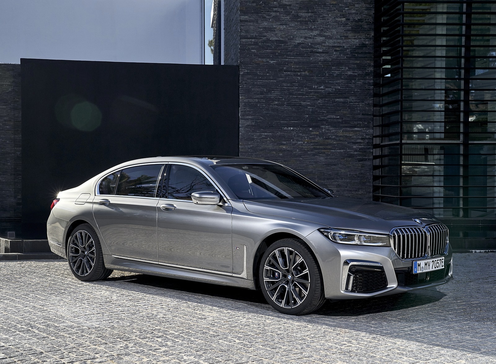 2020 BMW 7-Series 745Le xDrive Plug-In Hybrid Front Three-Quarter Wallpapers #23 of 131