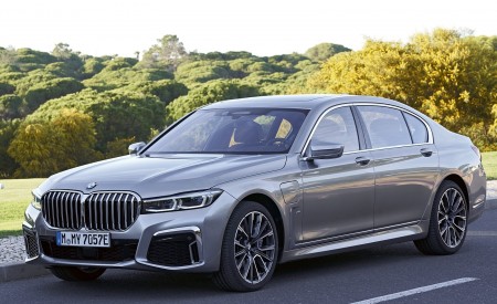 2020 BMW 7-Series 745Le xDrive Plug-In Hybrid Front Three-Quarter Wallpapers 450x275 (19)