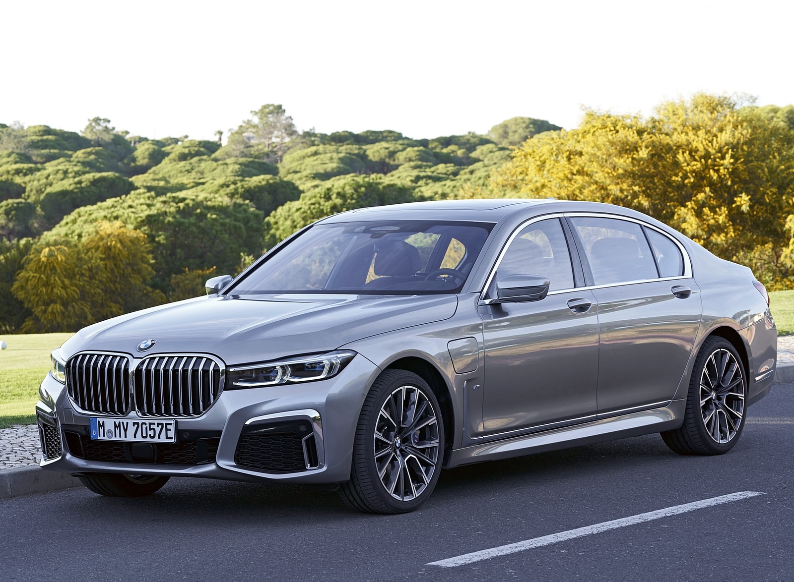 2020 BMW 7-Series 745Le xDrive Plug-In Hybrid Front Three-Quarter Wallpapers #19 of 131