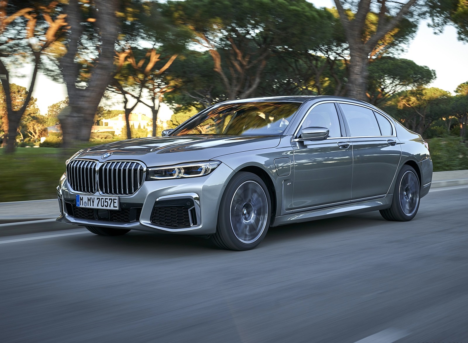 2020 BMW 7-Series 745Le xDrive Plug-In Hybrid Front Three-Quarter Wallpapers (10)