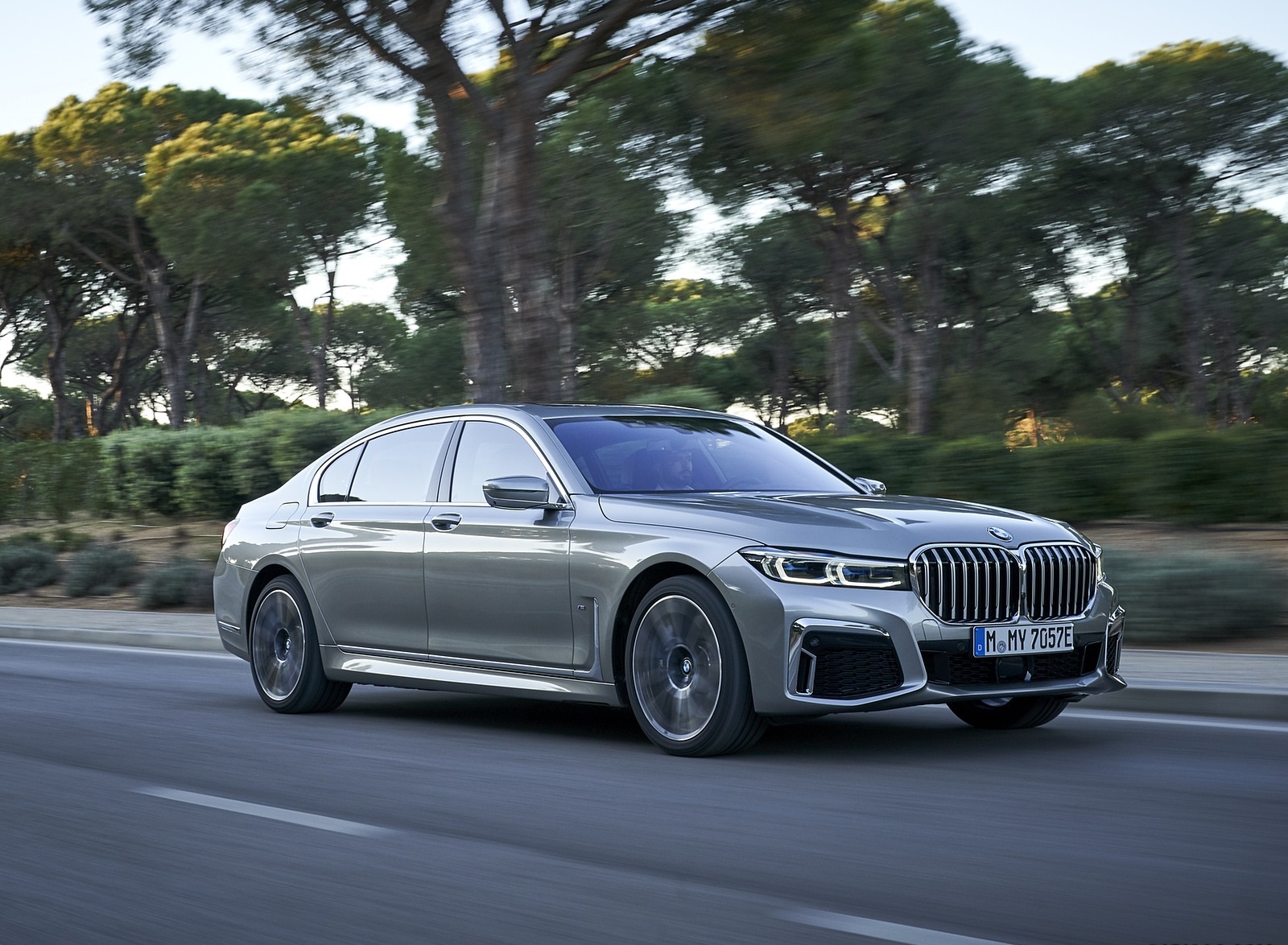 2020 BMW 7-Series 745Le xDrive Plug-In Hybrid Front Three-Quarter Wallpapers (6)