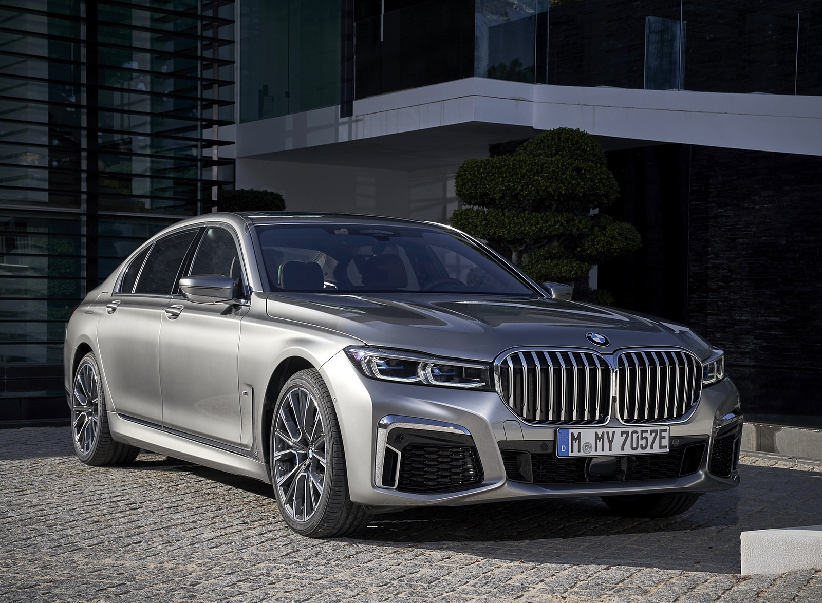 2020 BMW 7-Series 745Le xDrive Plug-In Hybrid Front Three-Quarter Wallpapers #24 of 131