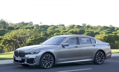 2020 BMW 7-Series 745Le xDrive Plug-In Hybrid Front Three-Quarter Wallpapers 450x275 (20)
