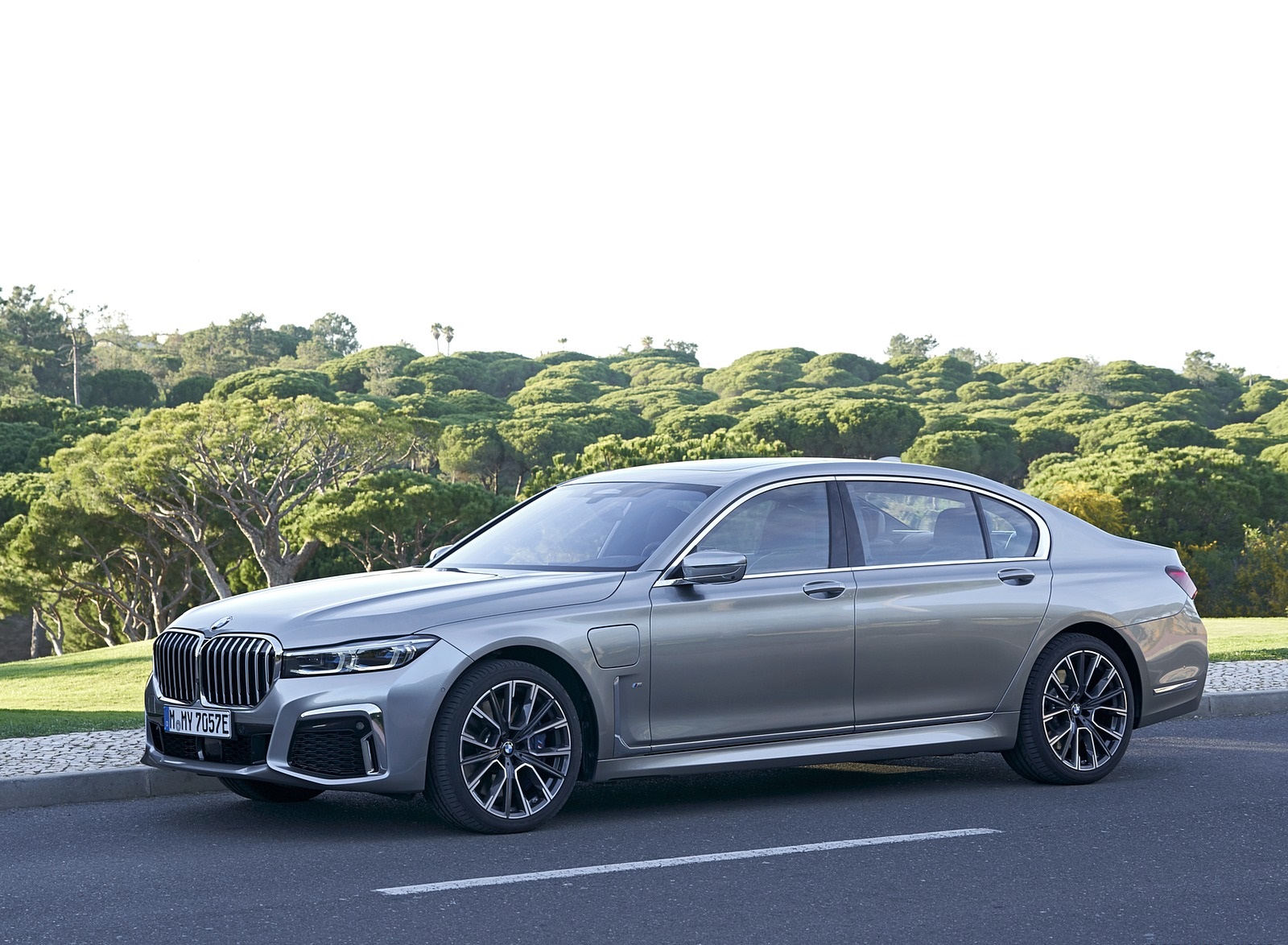 2020 BMW 7-Series 745Le xDrive Plug-In Hybrid Front Three-Quarter Wallpapers #20 of 131