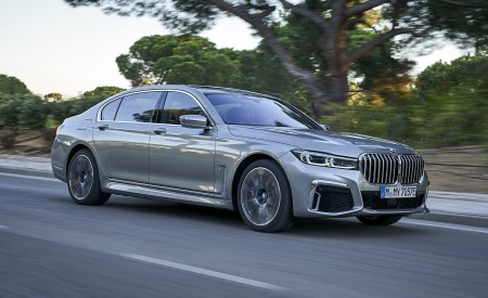 2020 BMW 7-Series 745Le xDrive Plug-In Hybrid Front Three-Quarter Wallpapers 450x275 (11)