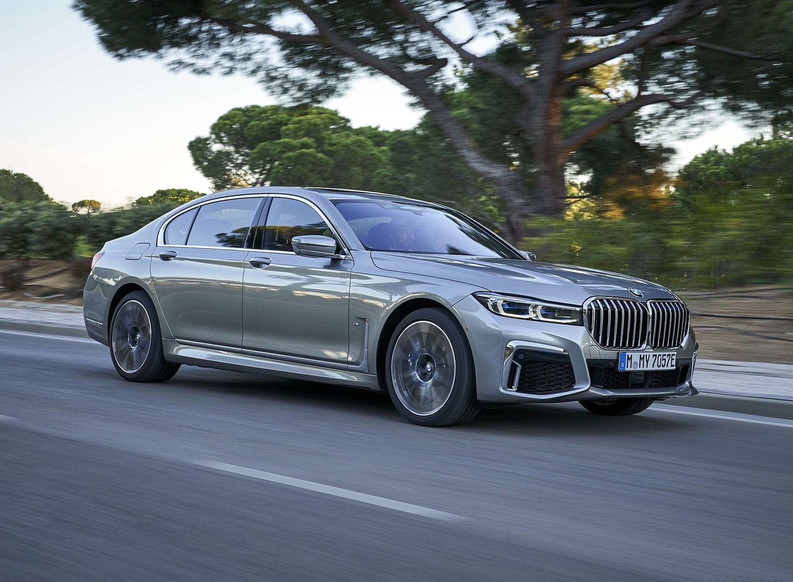 2020 BMW 7-Series 745Le xDrive Plug-In Hybrid Front Three-Quarter Wallpapers #11 of 131