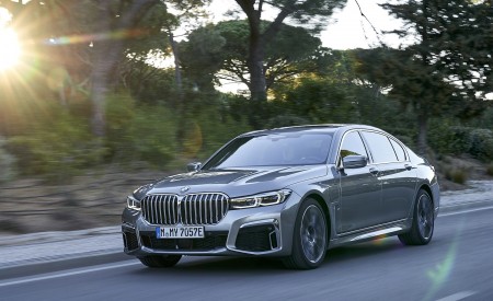 2020 BMW 7-Series 745Le xDrive Plug-In Hybrid Front Three-Quarter Wallpapers 450x275 (7)