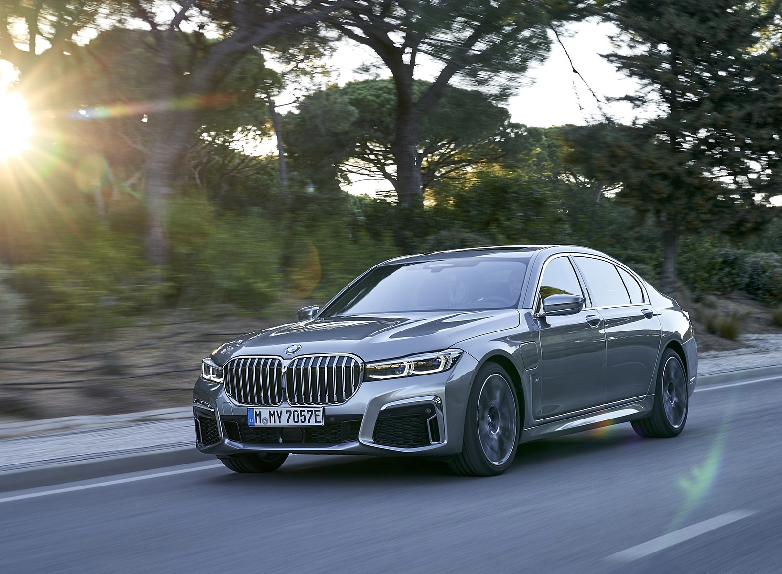 2020 BMW 7-Series 745Le xDrive Plug-In Hybrid Front Three-Quarter Wallpapers (7)