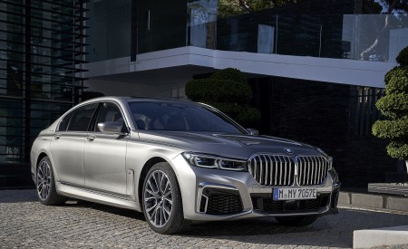 2020 BMW 7-Series 745Le xDrive Plug-In Hybrid Front Three-Quarter Wallpapers 450x275 (25)