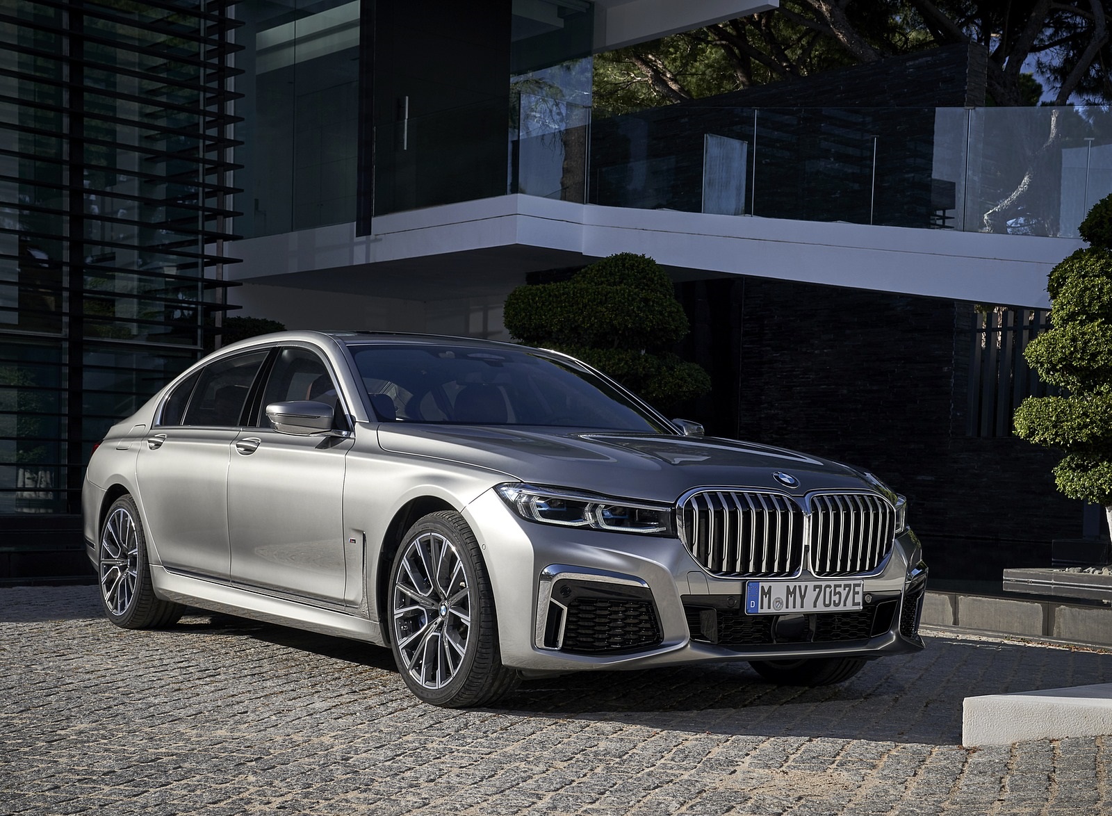 2020 BMW 7-Series 745Le xDrive Plug-In Hybrid Front Three-Quarter Wallpapers #25 of 131