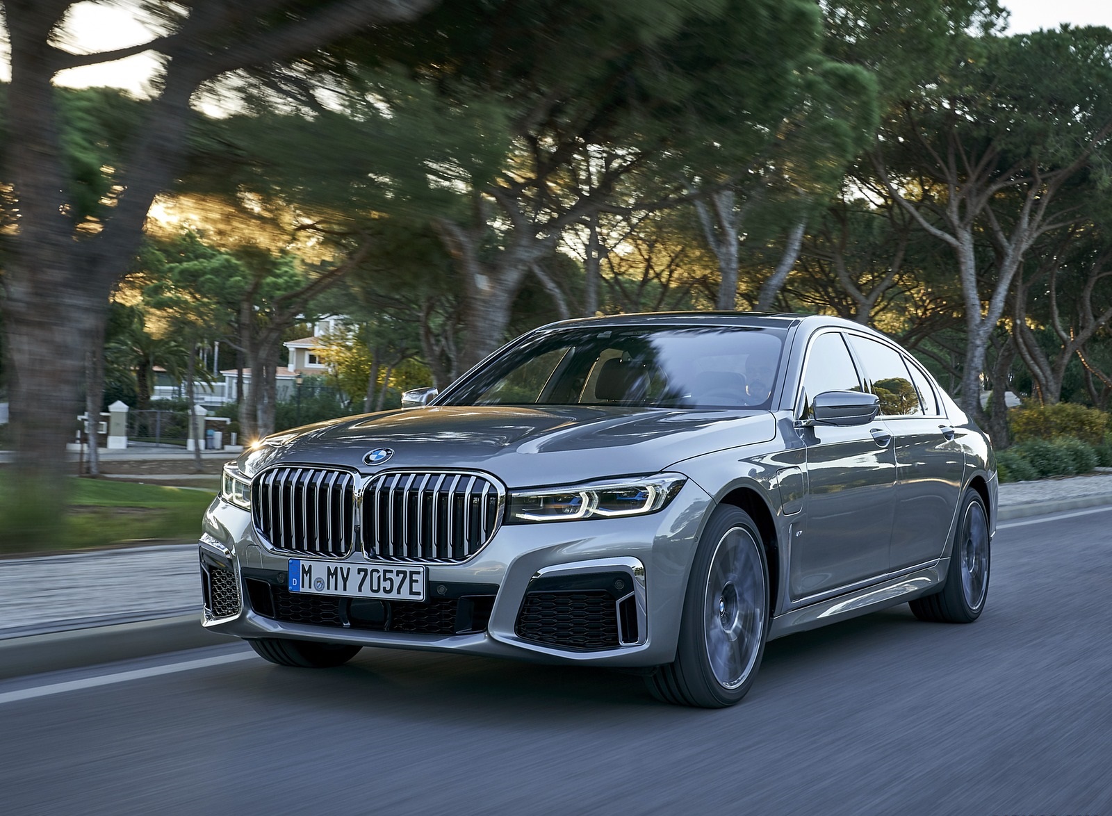2020 BMW 7-Series 745Le xDrive Plug-In Hybrid Front Three-Quarter Wallpapers (1)