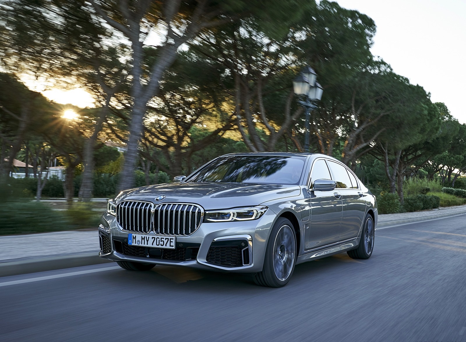 2020 BMW 7-Series 745Le xDrive Plug-In Hybrid Front Three-Quarter Wallpapers (8)