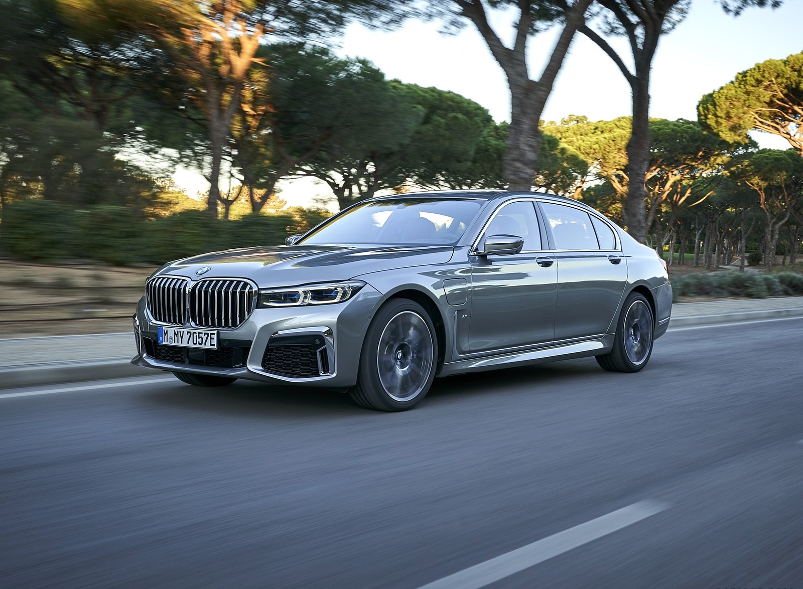 2020 BMW 7-Series 745Le xDrive Plug-In Hybrid Front Three-Quarter Wallpapers (9)