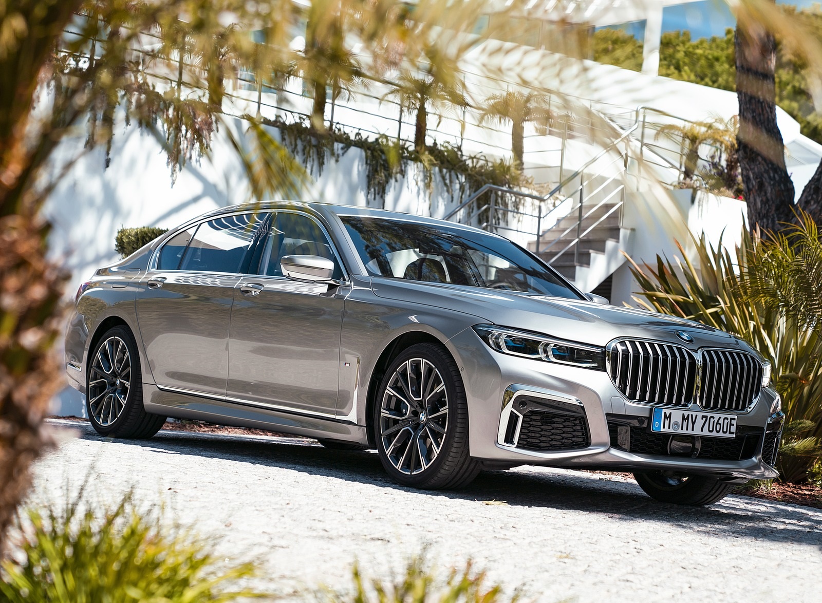 2020 BMW 7-Series 745Le xDrive Plug-In Hybrid Front Three-Quarter Wallpapers #92 of 131