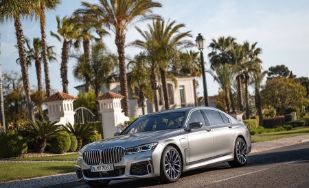 2020 BMW 7-Series 745Le xDrive Plug-In Hybrid Front Three-Quarter Wallpapers 450x275 (82)