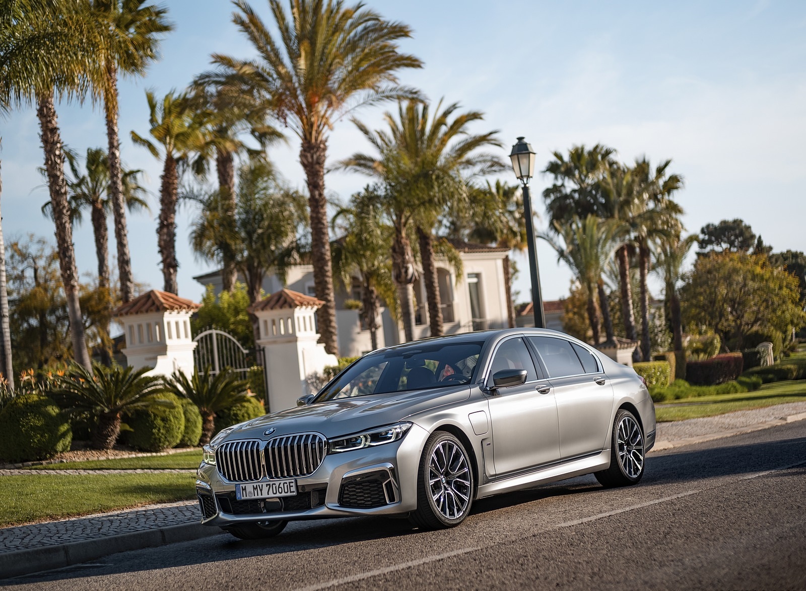 2020 BMW 7-Series 745Le xDrive Plug-In Hybrid Front Three-Quarter Wallpapers #82 of 131