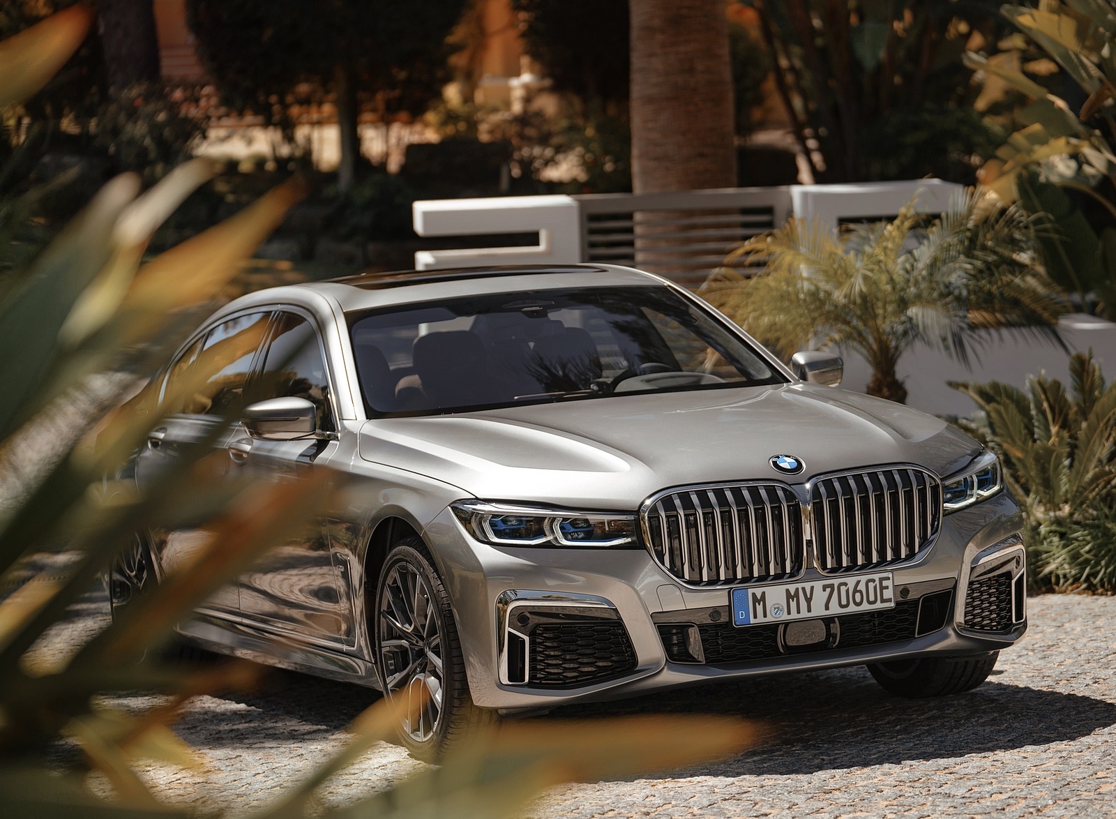 2020 BMW 7-Series 745Le xDrive Plug-In Hybrid Front Wallpapers #91 of 131
