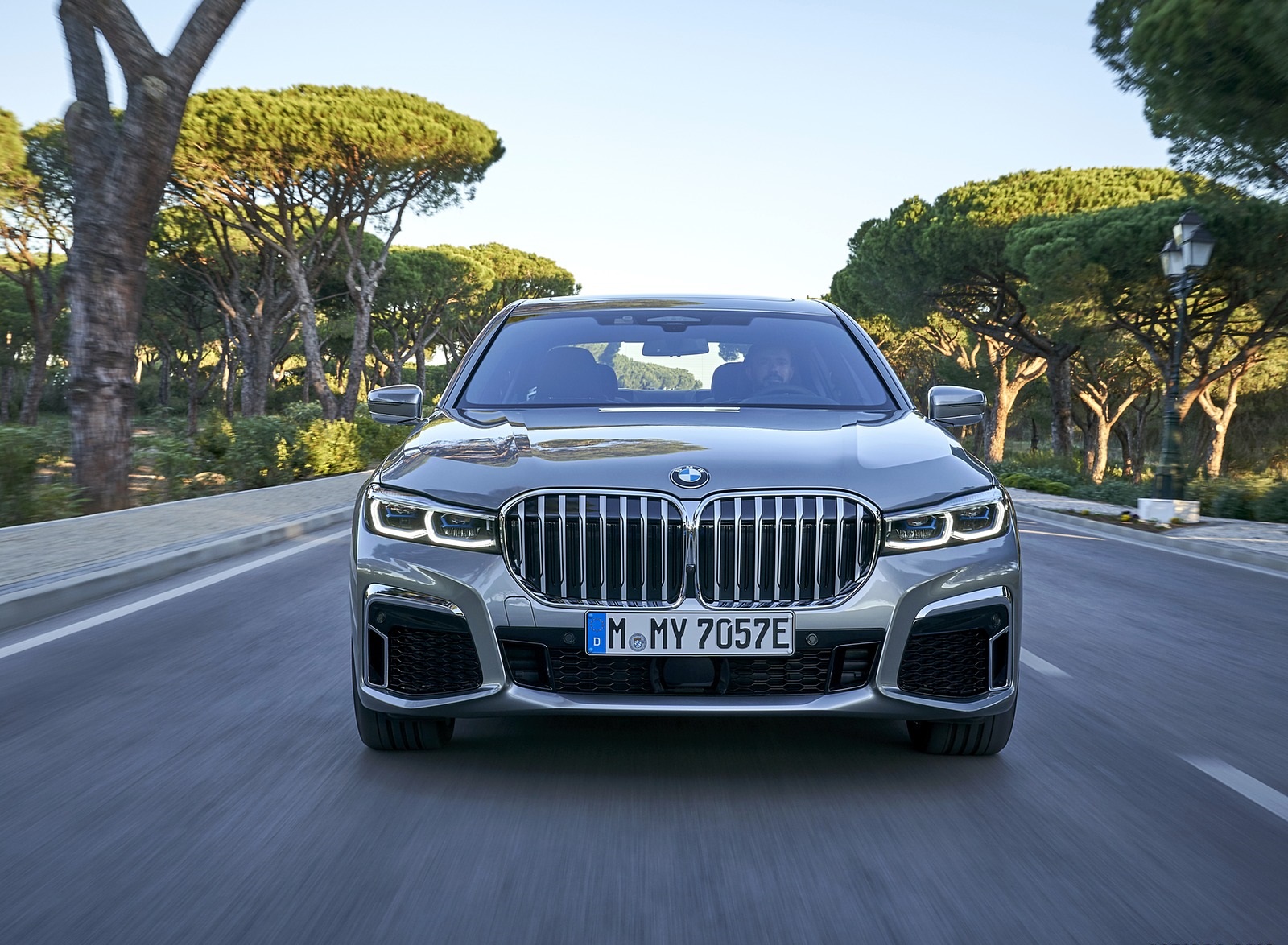 2020 BMW 7-Series 745Le xDrive Plug-In Hybrid Front Wallpapers (3)