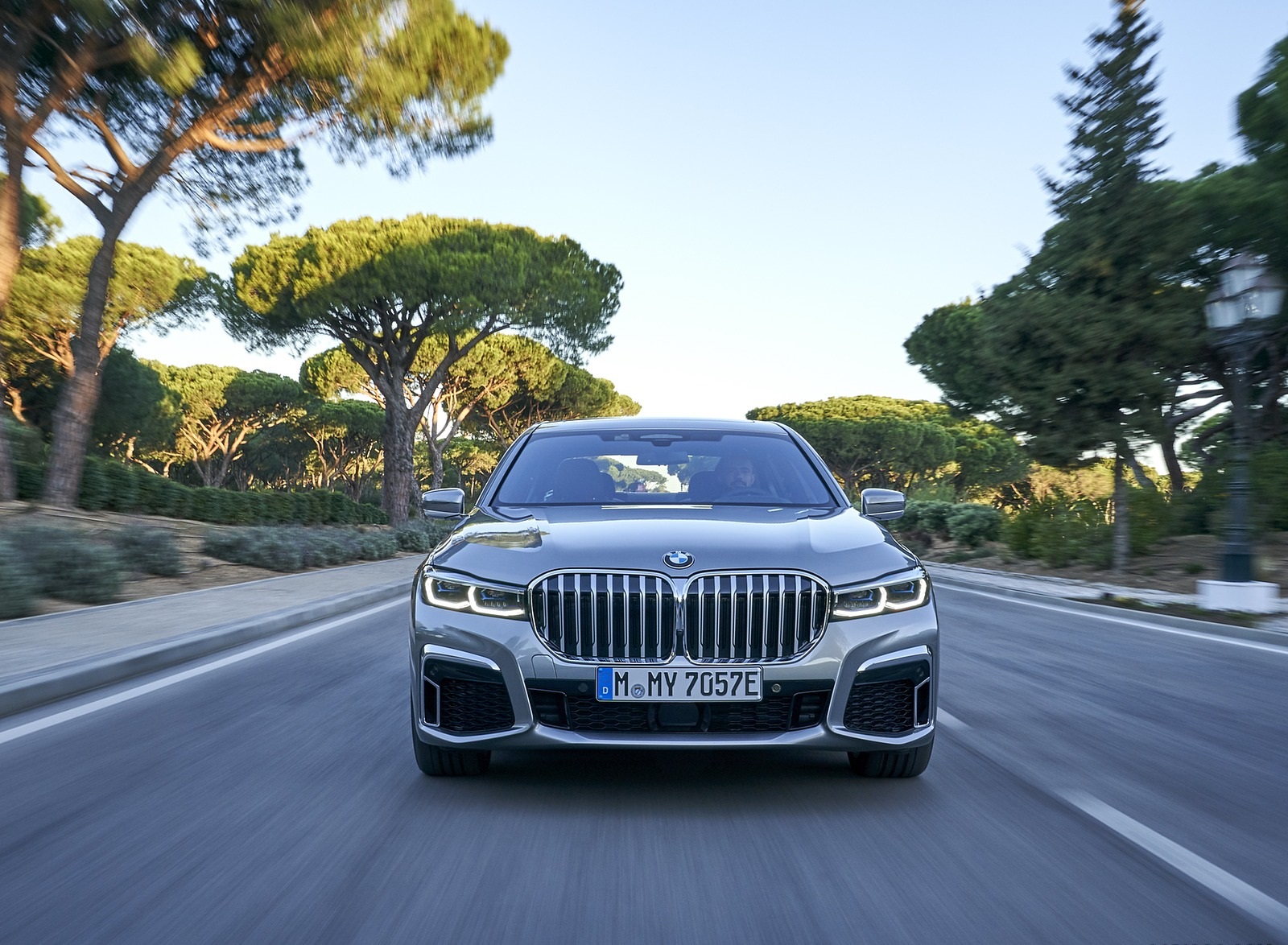 2020 BMW 7-Series 745Le xDrive Plug-In Hybrid Front Wallpapers (4)