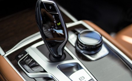 2020 BMW 7-Series 745Le xDrive Plug-In Hybrid Interior Detail Wallpapers 450x275 (103)