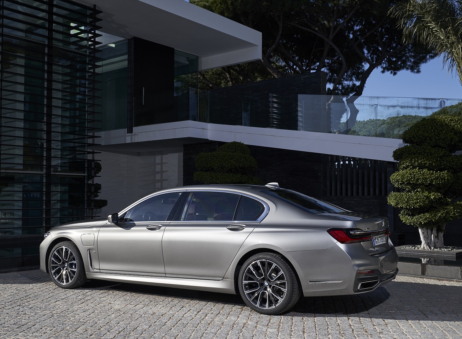2020 BMW 7-Series 745Le xDrive Plug-In Hybrid Rear Three-Quarter Wallpapers #26 of 131