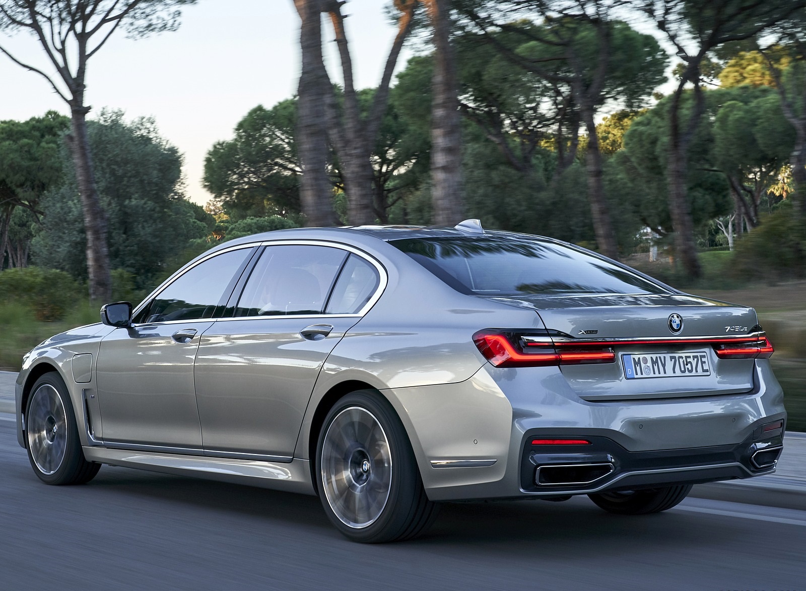 2020 BMW 7-Series 745Le xDrive Plug-In Hybrid Rear Three-Quarter Wallpapers #13 of 131