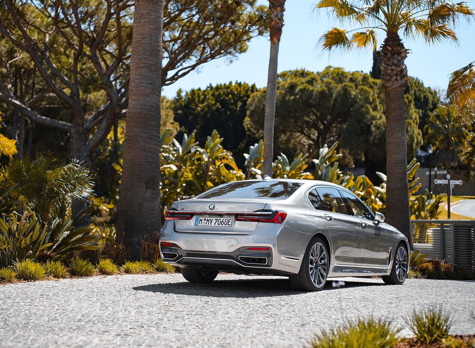 2020 BMW 7-Series 745Le xDrive Plug-In Hybrid Rear Three-Quarter Wallpapers #84 of 131