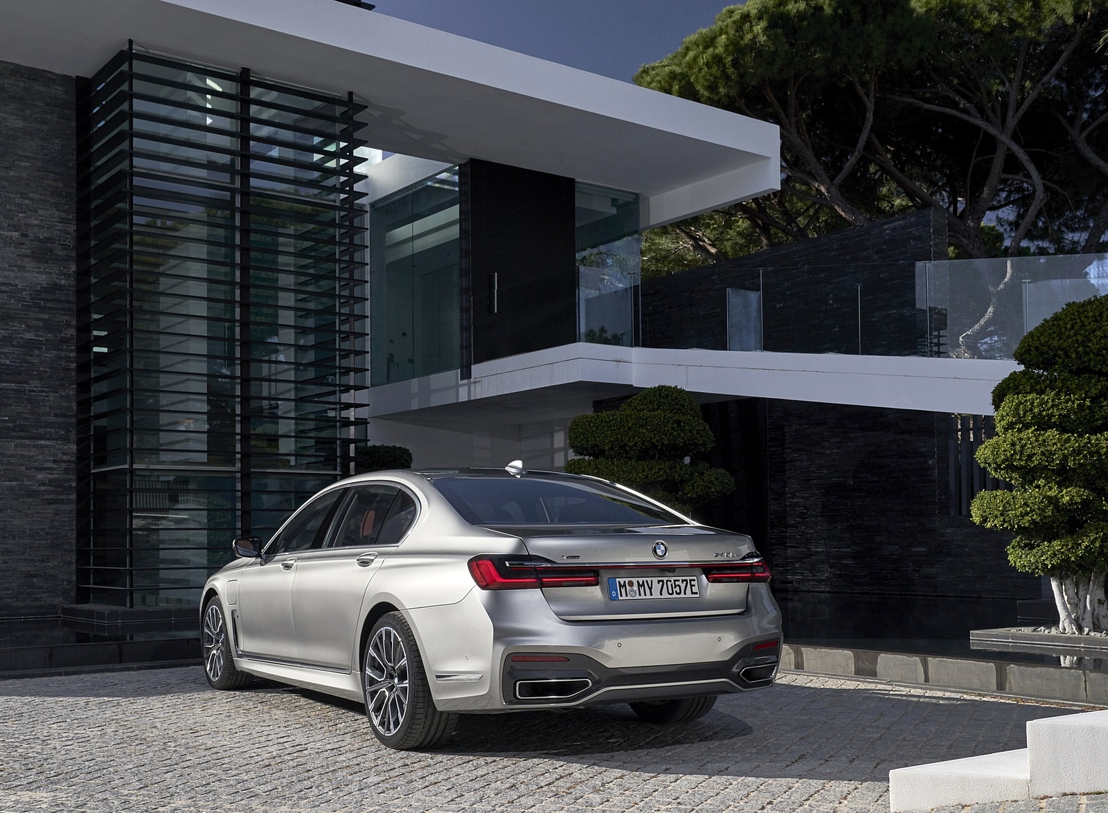 2020 BMW 7-Series 745Le xDrive Plug-In Hybrid Rear Three-Quarter Wallpapers #27 of 131