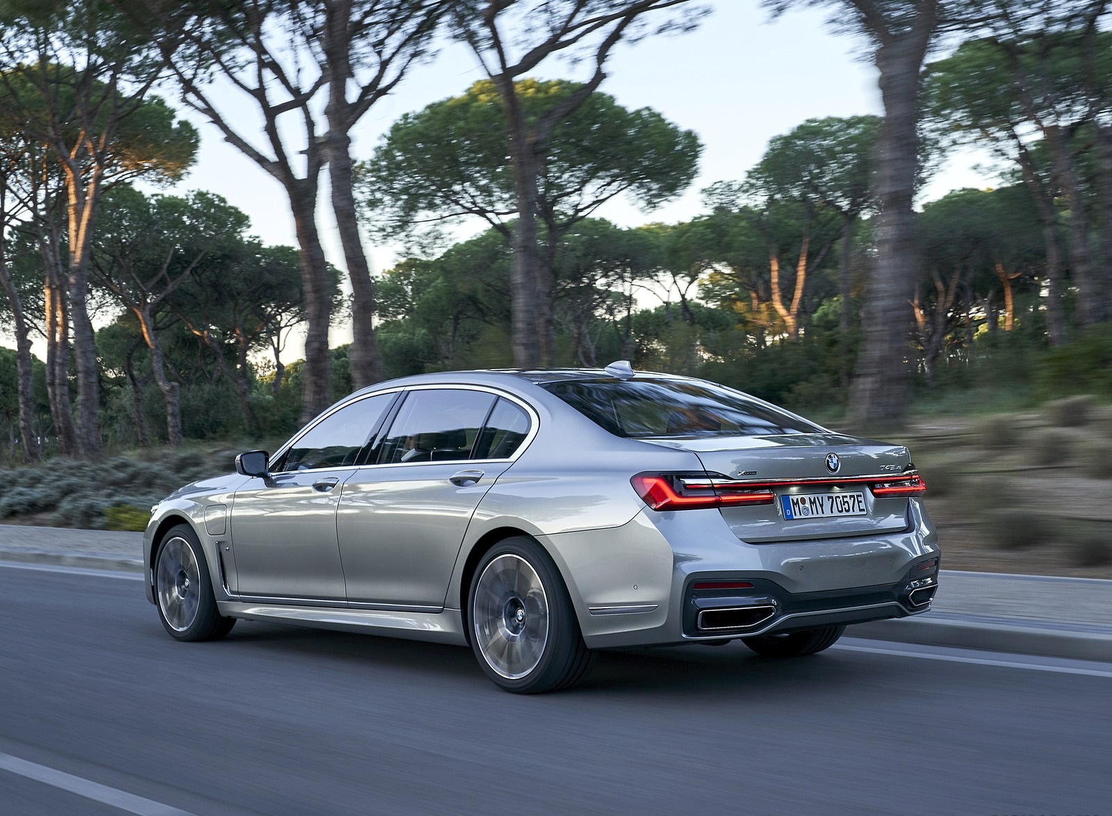 2020 BMW 7-Series 745Le xDrive Plug-In Hybrid Rear Three-Quarter Wallpapers #14 of 131