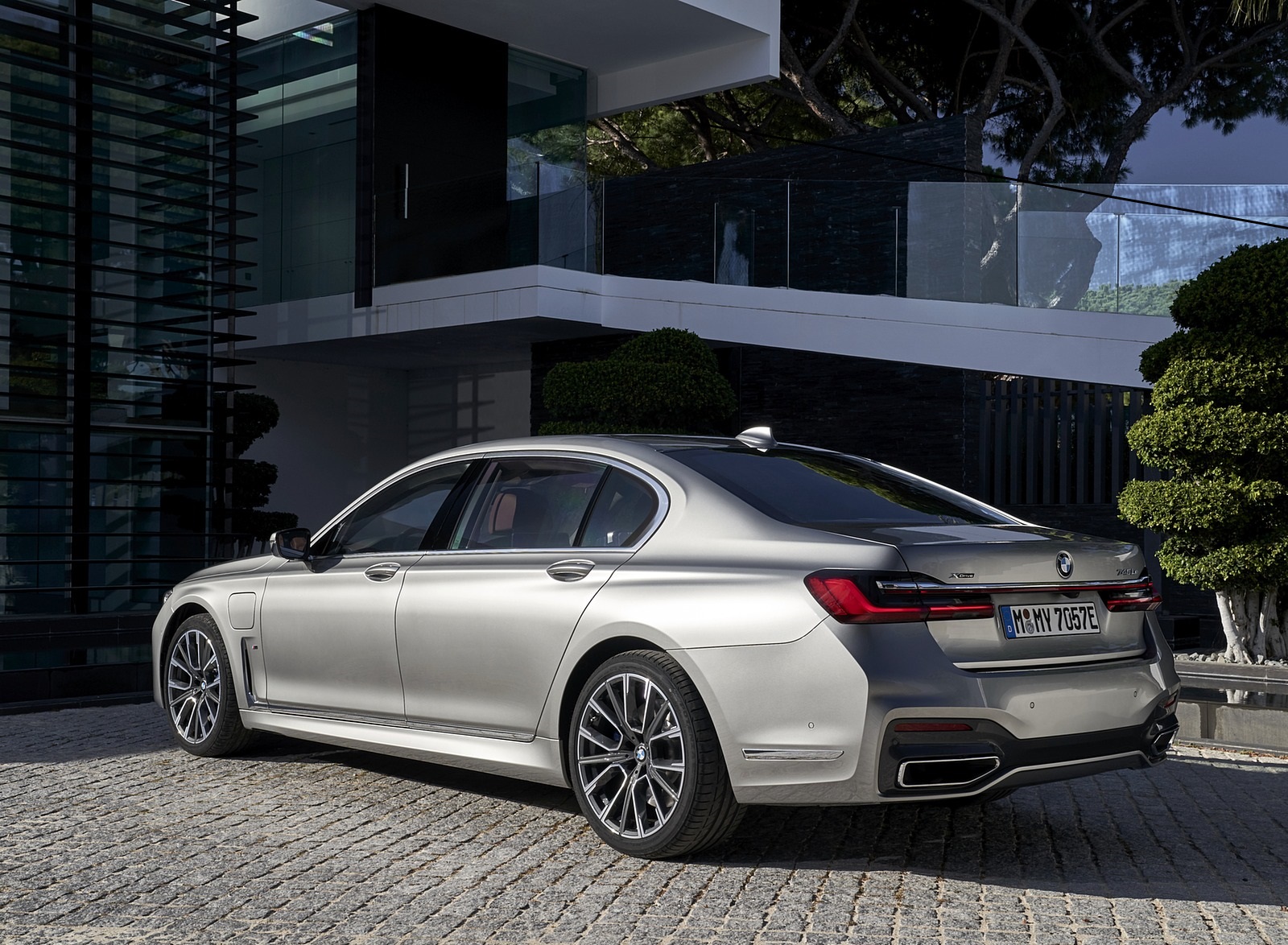 2020 BMW 7-Series 745Le xDrive Plug-In Hybrid Rear Three-Quarter Wallpapers  #28 of 131
