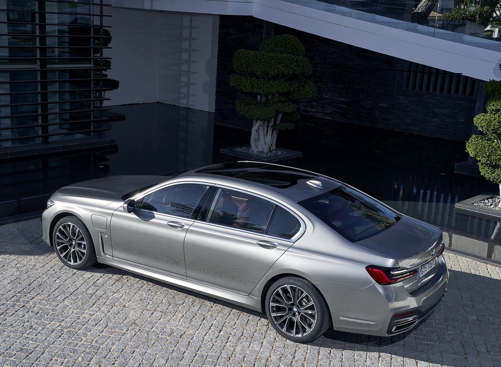 2020 BMW 7-Series 745Le xDrive Plug-In Hybrid Rear Three-Quarter Wallpapers #29 of 131