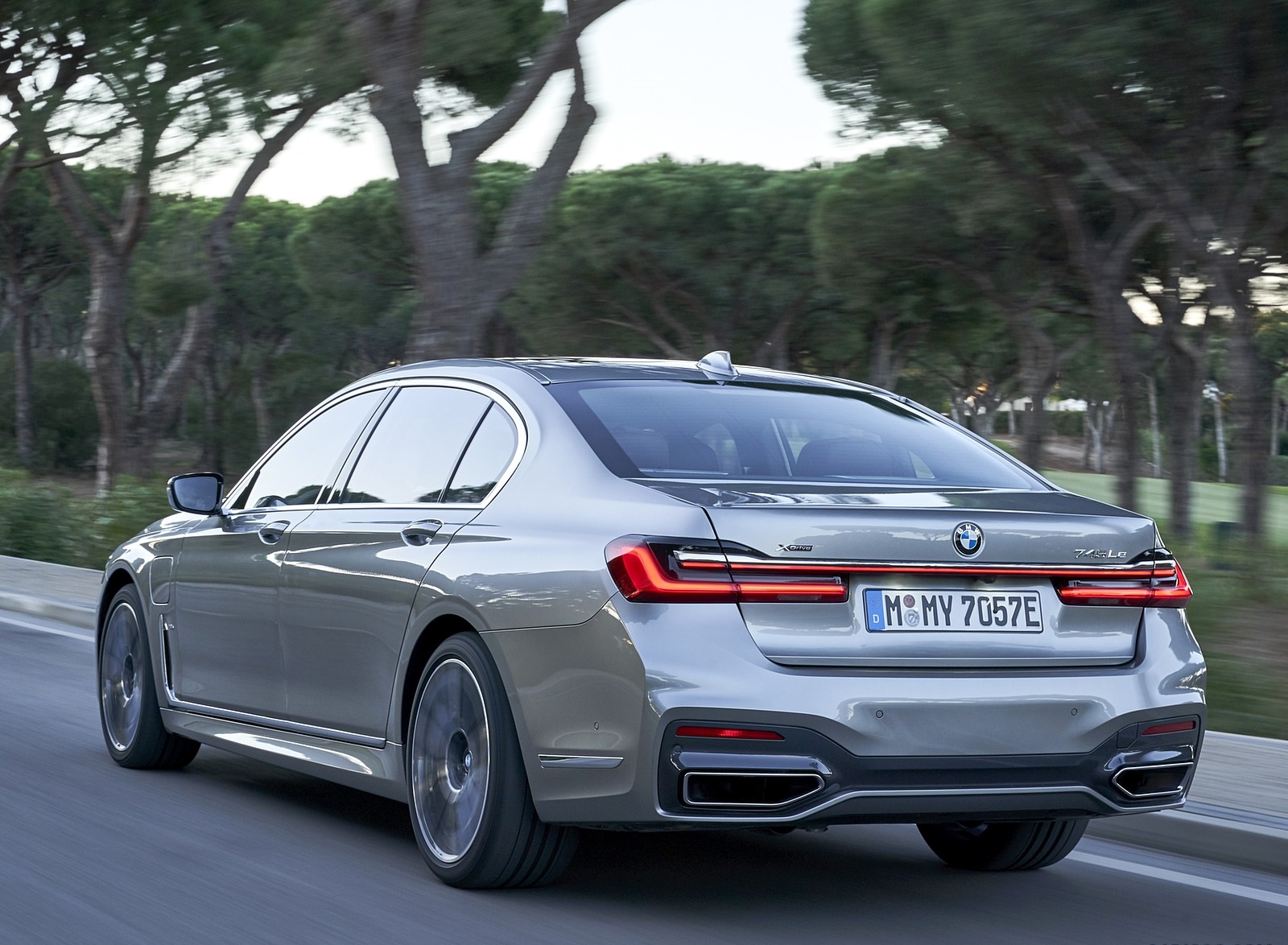 2020 BMW 7-Series 745Le xDrive Plug-In Hybrid Rear Three-Quarter Wallpapers #16 of 131