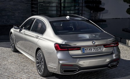 2020 BMW 7-Series 745Le xDrive Plug-In Hybrid Rear Three-Quarter Wallpapers 450x275 (34)