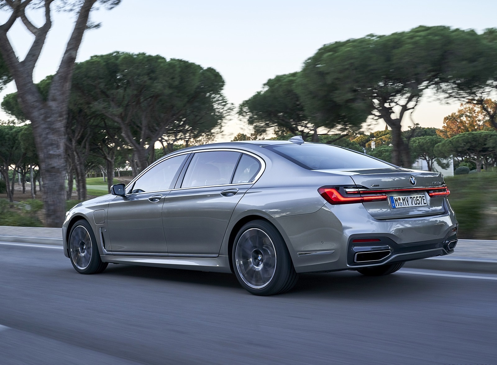 2020 BMW 7-Series 745Le xDrive Plug-In Hybrid Rear Three-Quarter Wallpapers #17 of 131