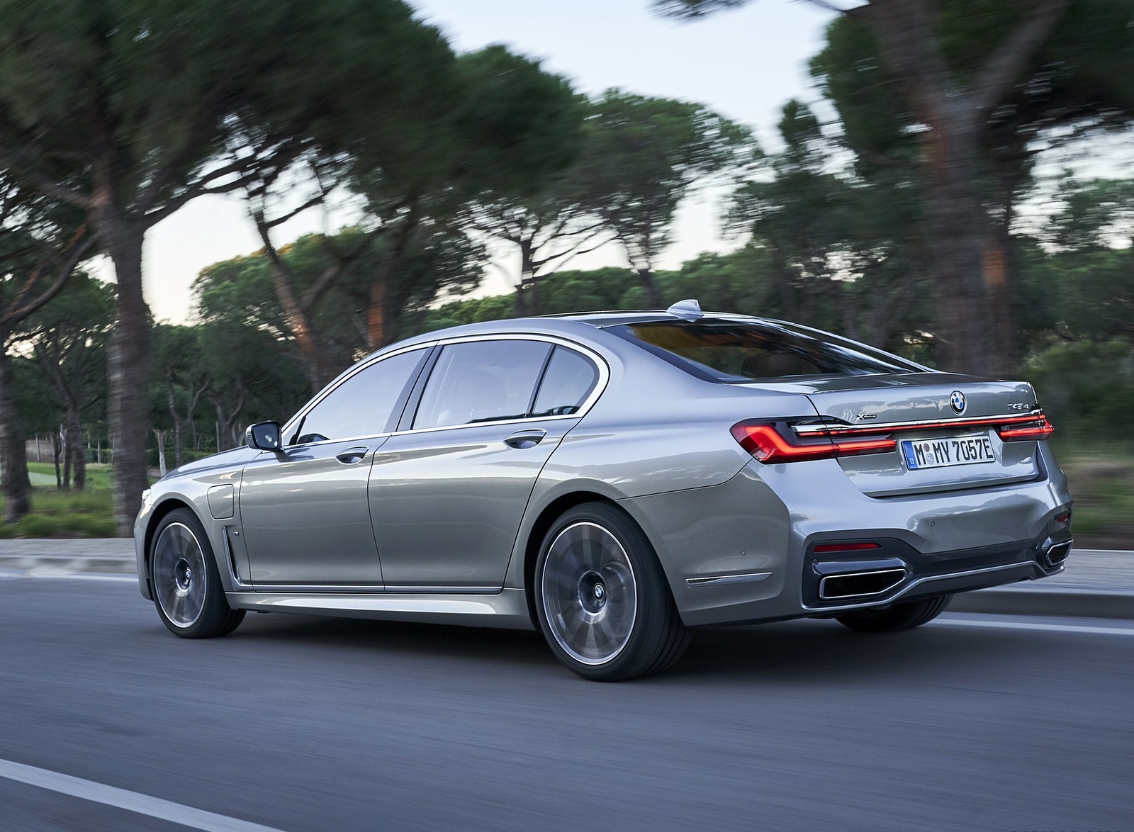 2020 BMW 7-Series 745Le xDrive Plug-In Hybrid Rear Three-Quarter Wallpapers #18 of 131